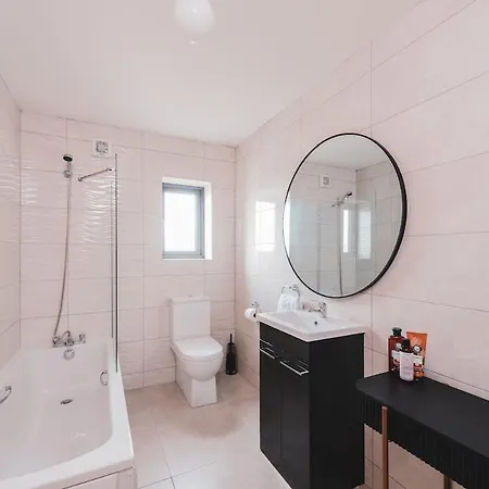 Holiday home Luxurious 5-bed Property