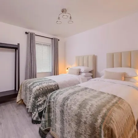 Luxurious 5-bed Property