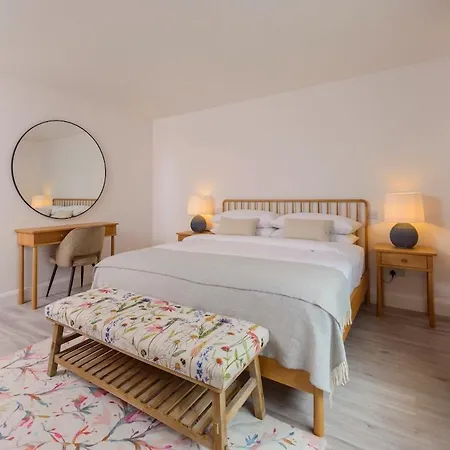 Luxurious 5-bed Property Holiday home *