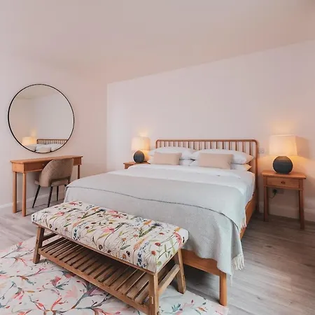Luxurious 5-bed Property